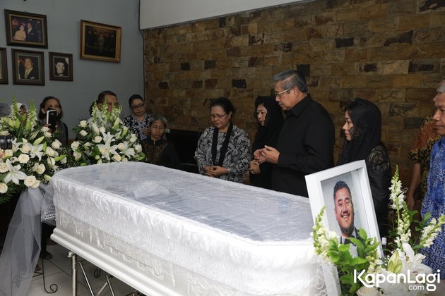 FOTO: KEDATANGAN SBY DI RUMAH DUKA MIKE MOHEDE 