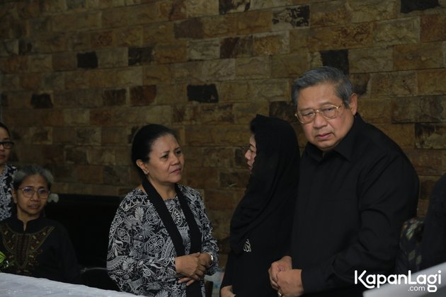 FOTO: KEDATANGAN SBY DI RUMAH DUKA MIKE MOHEDE 