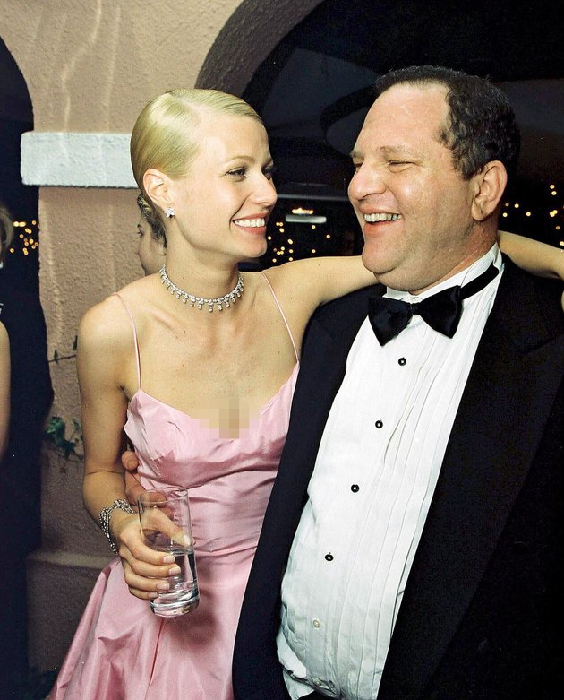 Menjadi salah satu aktris kebanggaan Harvey Weinstein, Gwyneth Paltrow sempat berpose kala memenangkan piala Oscar atas perannya dalam film SHAKESPEARE IN LOVE pada tahun 1998 silam.