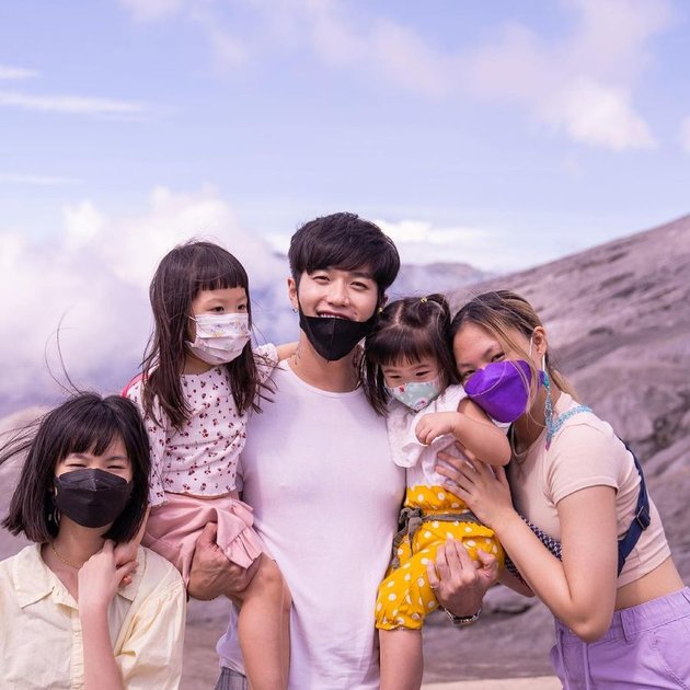Lee Jeong Hoon bersama dengan empat anaknya. Ayah dan empat putrinya ini memang kompak banget dalam segala kegiatan.