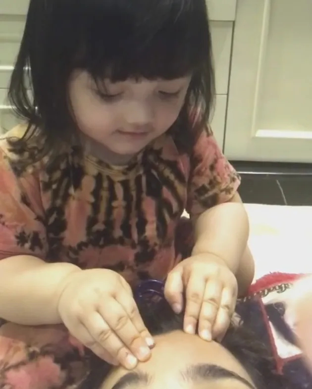 FOTO: KEGIATAN BABY ARSY DI RUMAH, MAIN SAMA ADIK - SALAT 