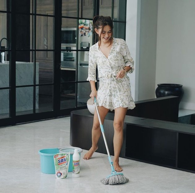 Nana Mirdad's Activities as a Housewife, Mopping to Stay Hygienic