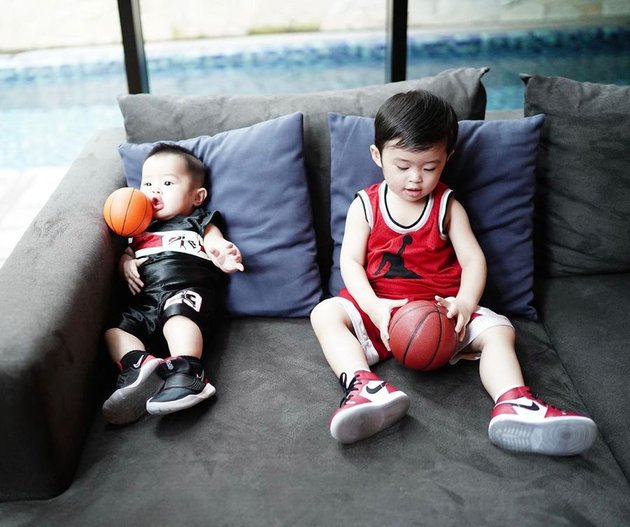 Photo of Raphael and Mikhael Moeis' Activities at Home, Little Brother's Cheek Gets Squished by Basketball