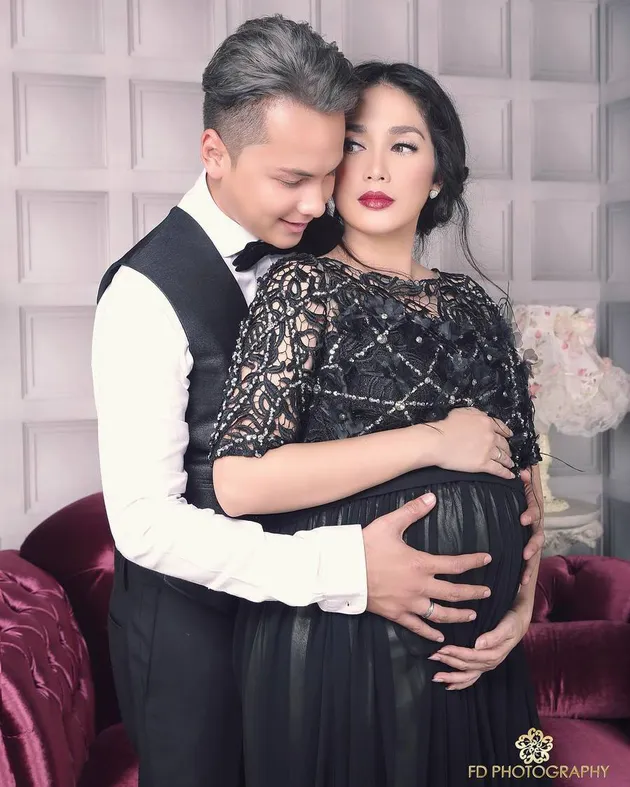 Maternity Shoot Ussy Sulistiawaty