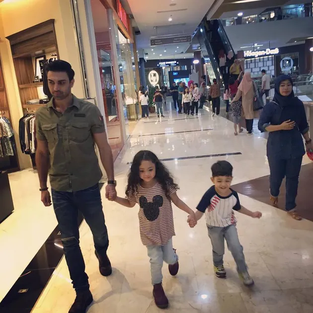 Tata Janeeta &amp; Sang Pacar