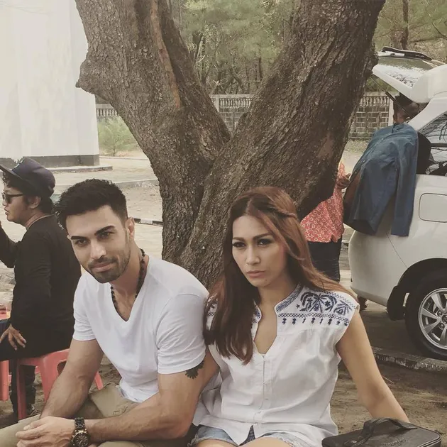 FOTO: KEHANGATAN CINTA TATA JANEETA & BULE GANTENG, SANG 