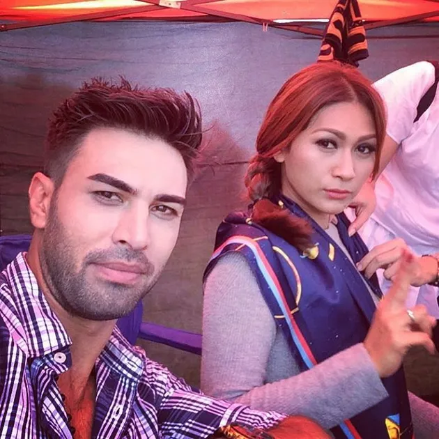 FOTO: KEHANGATAN CINTA TATA JANEETA & BULE GANTENG, SANG ...