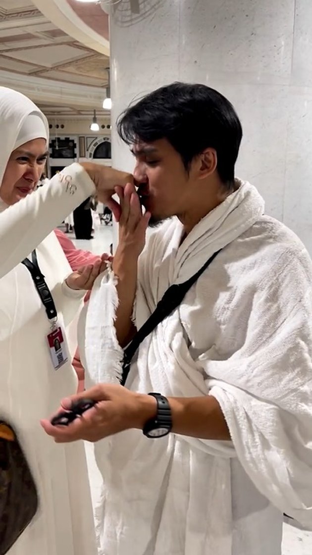 Warmth Photo of Donna Harun and Ricky Harun During Tahallul Umrah, Touched by Remembering the Promise of the Son to Take Care Until the End of Life