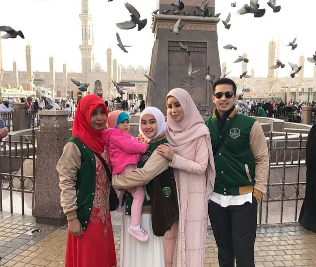 Olla Ramlan dan Keluarga Ibadah Umrah