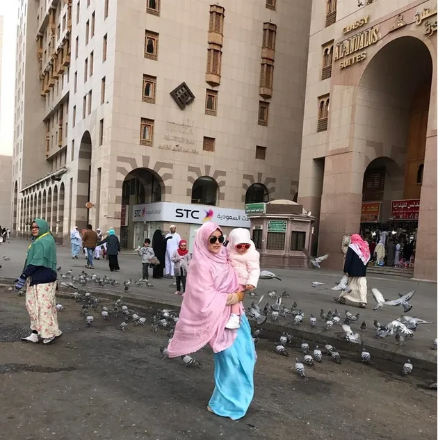 Olla Ramlan dan Keluarga Ibadah Umrah