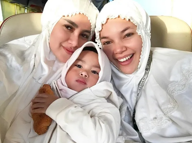 Olla Ramlan dan Keluarga Ibadah Umrah