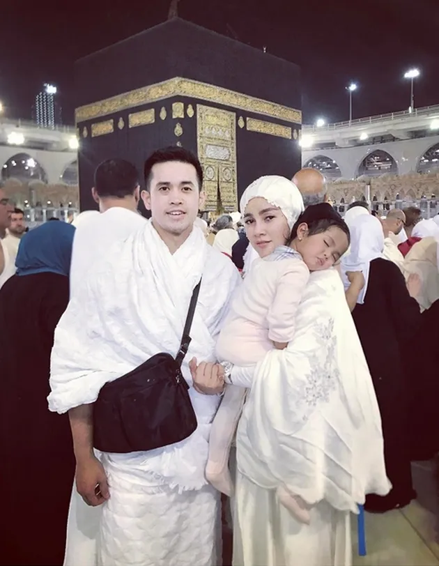 Olla Ramlan dan Keluarga Ibadah Umrah