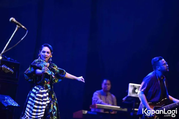 Penyanyi Andien berikan penampilan yang apik pada malam pertama acara Java Jazz Festival 2017. Namun tak hanya itu saja, Andien juga berikan sebuah kejutan untuk penonton yang hadir. Penasaran?