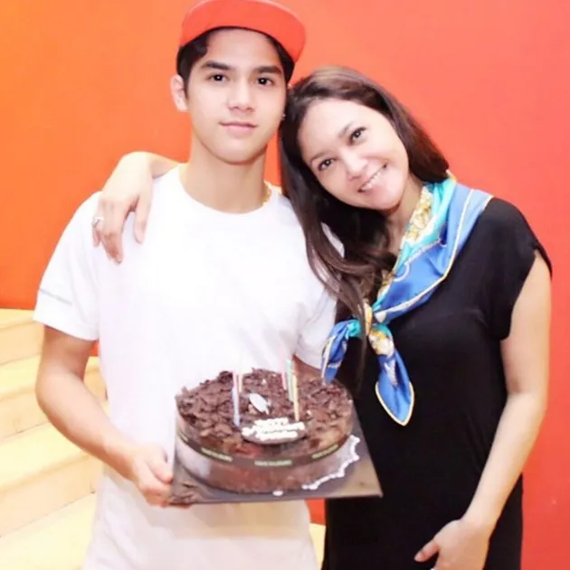 FOTO KEJUTAN ROMANTIS UNTUK ULTAH MAIA ESTIANTY ADA KUE FOTO KEJUTAN ROMANTIS UNTUK ULTAH MAIA ESTIANTY ADA KUE