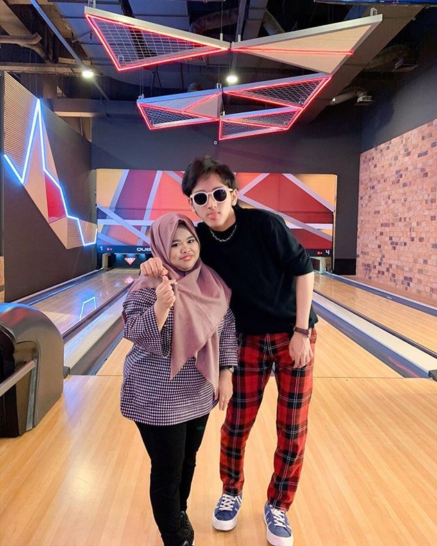 PHOTO: Kekeyi & Rio Ramadhan Date Again, Playing Bowling - Intimate Photobox