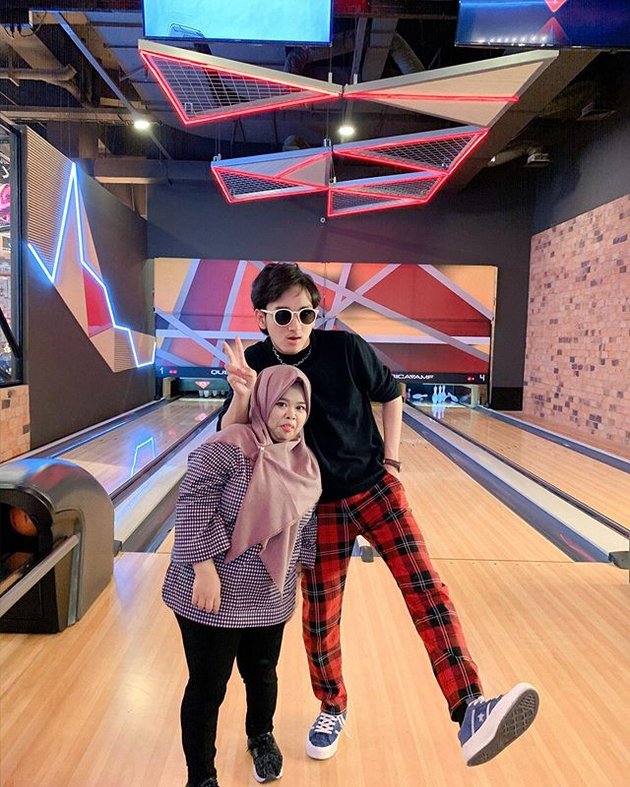 PHOTO: Kekeyi & Rio Ramadhan Date Again, Playing Bowling - Intimate Photobox