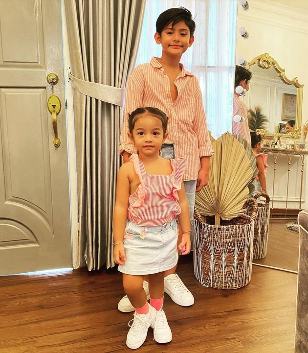Inilah mereka salah satu keponakan-keponakan online dari netizen Indonesia. Kakak King Faaz dan adik Queen Eijaz.