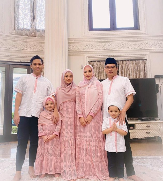 Anang and Ashanty Family Photos Matching Outfits from Year to Year, Truly an Asix Family