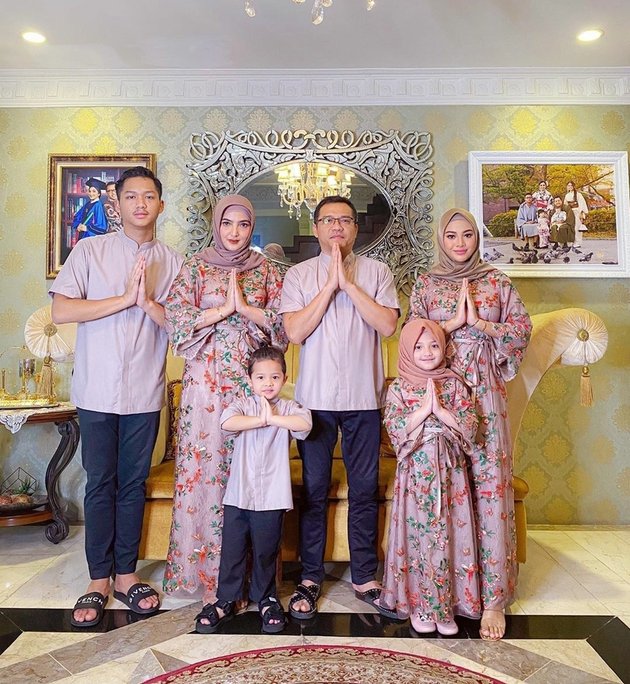 Anang and Ashanty Family Photos Matching Outfits from Year to Year, Truly an Asix Family