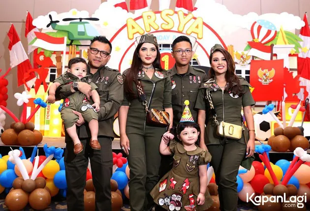 FOTO: KELUARGA ANANG KOMPAK PAKAI ARMY LOOK DI ULTAH BABY 