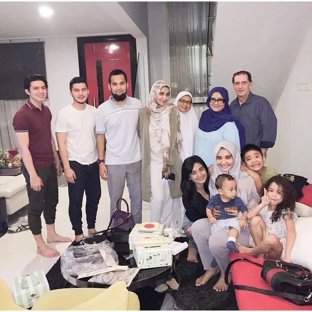 FOTO KELUARGA BESAR SHIREEN - ZASKIA, MARK SUNGKAR TIDAK ...