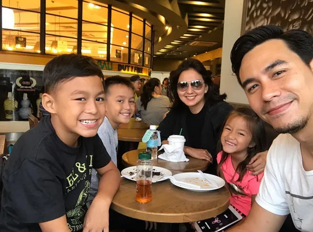 Football Trip Keluarga Darius - Donna Sinathrya