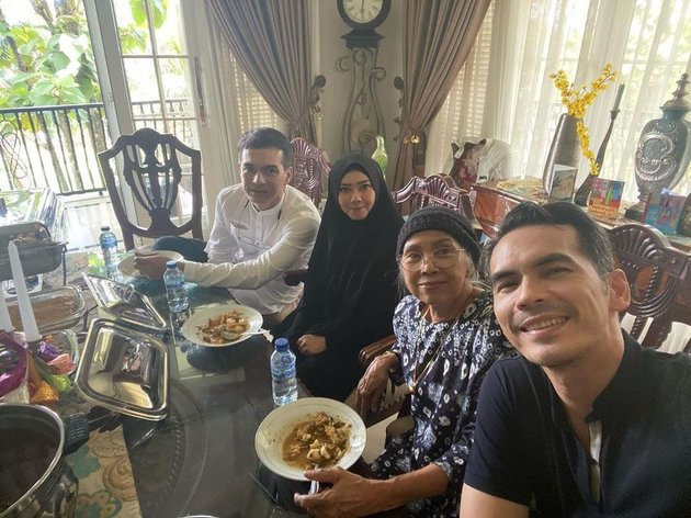 Syach Family Celebrates Eid Together, Teddy Syach's Wife's Syar'i Attire is the Highlight