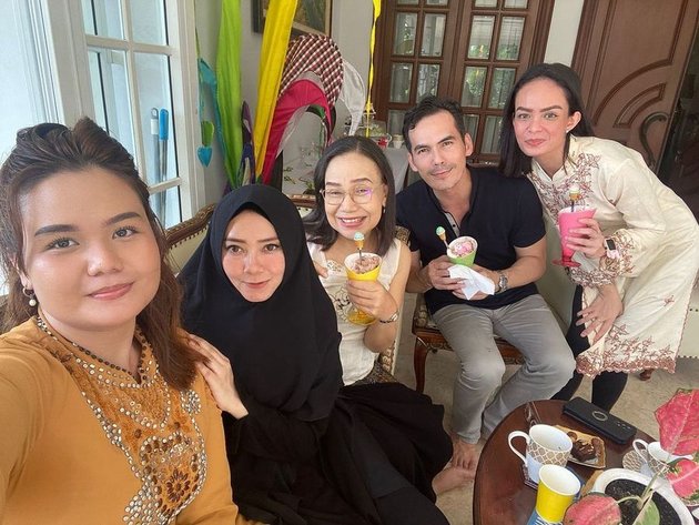 Syach Family Celebrates Eid Together, Teddy Syach's Wife's Syar'i Attire is the Highlight