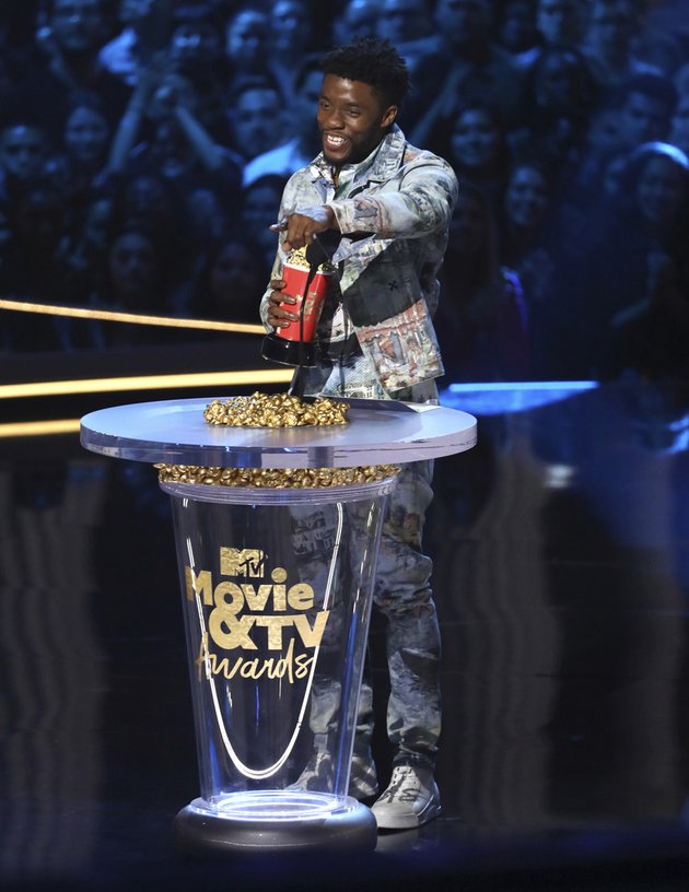 Seperti inilah ekspresi kebahagiaan yang terpancar di wajah Chadwick Boseman saat namanya dipanggil karena berhasil memenangkan predikat Best Performance in a Movie karena aktingnya dalam BLACK PANTHER di ajang MTV Movie & TV Awards 2018.