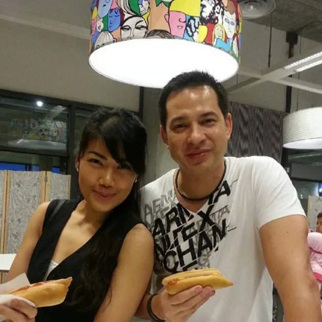 FOTO: Kemesraan Ari Wibowo dan Istri Yang Jarang Terekspos ...