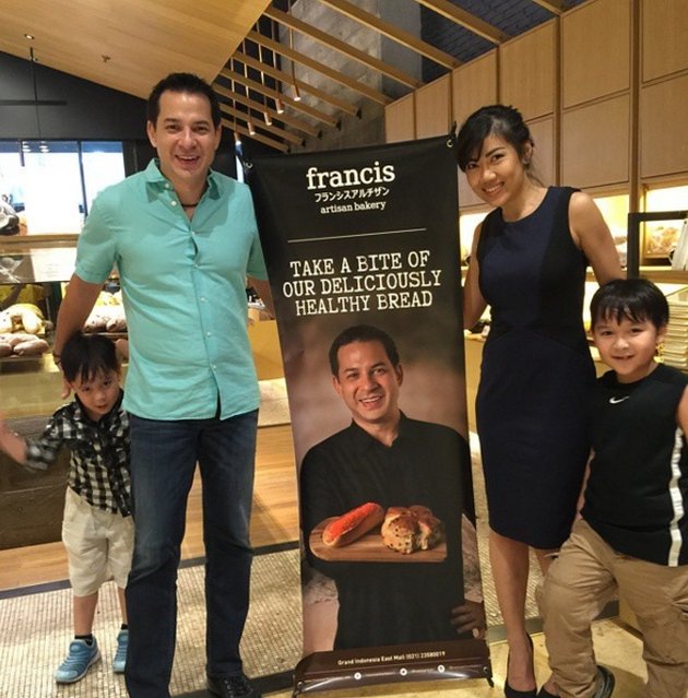 FOTO: KEMESRAAN ARI WIBOWO DAN ISTRI YANG JARANG TEREKSPOS 