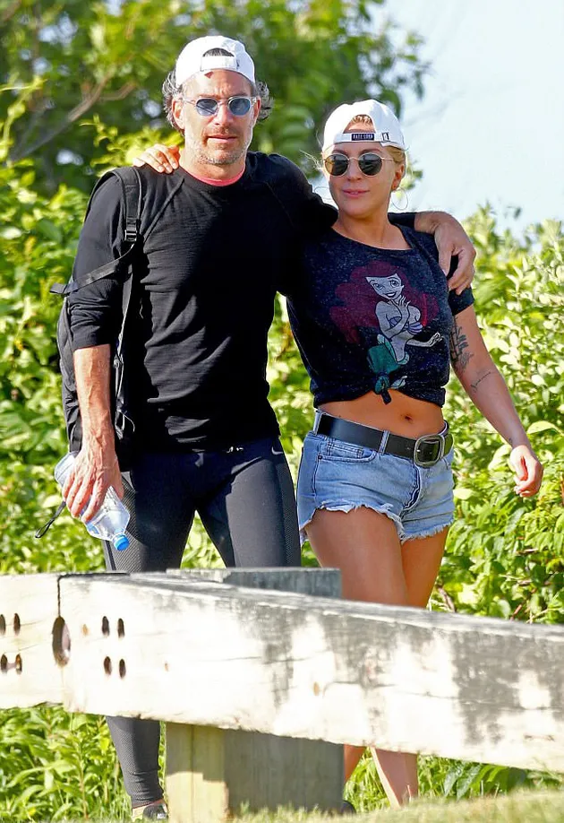 FOTO: KEMESRAAN LADY GAGA & PACAR BARUNYA SAAT KENCAN, SO 