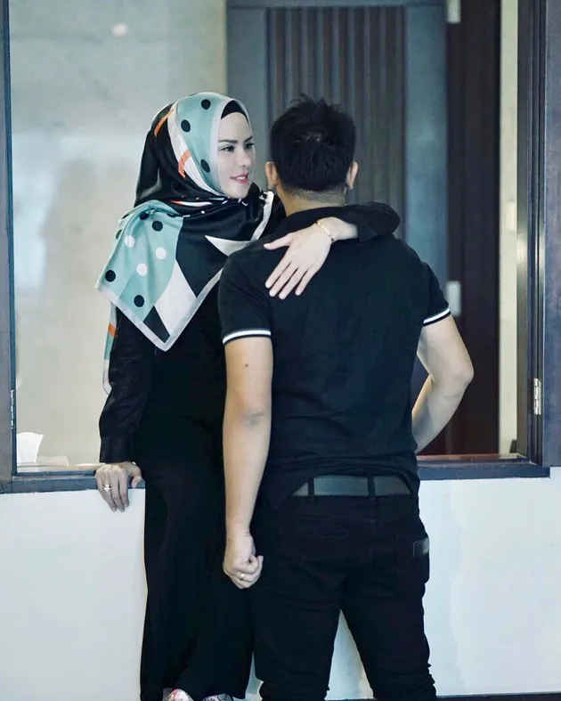 Kemesraan Angel Lelga &amp; Vicky Prasetyo