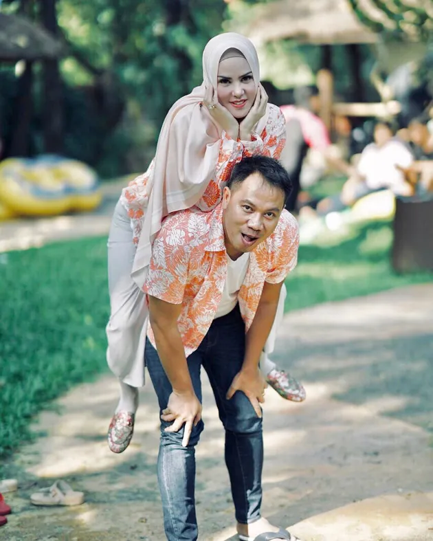 Kemesraan Angel Lelga &amp; Vicky Prasetyo