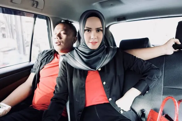 Kemesraan Angel Lelga &amp; Vicky Prasetyo