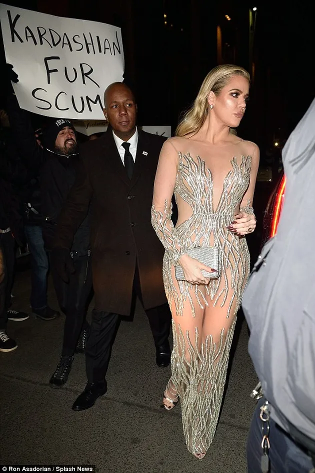 keluarga kardashian, berita kim kardashian, mantel bulu kim kardashian
