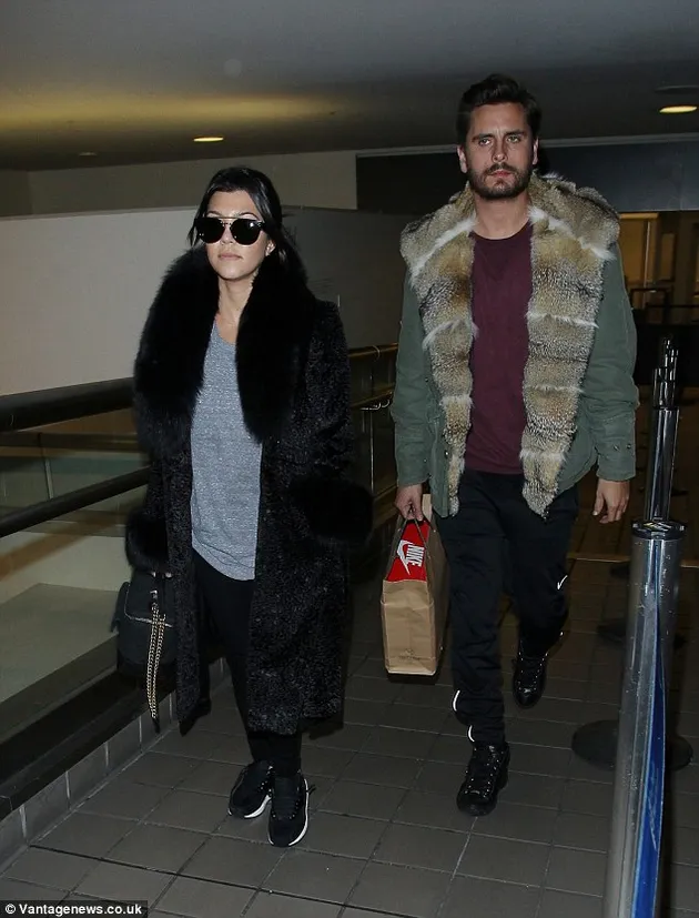 keluarga kardashian, berita kim kardashian, mantel bulu kim kardashian