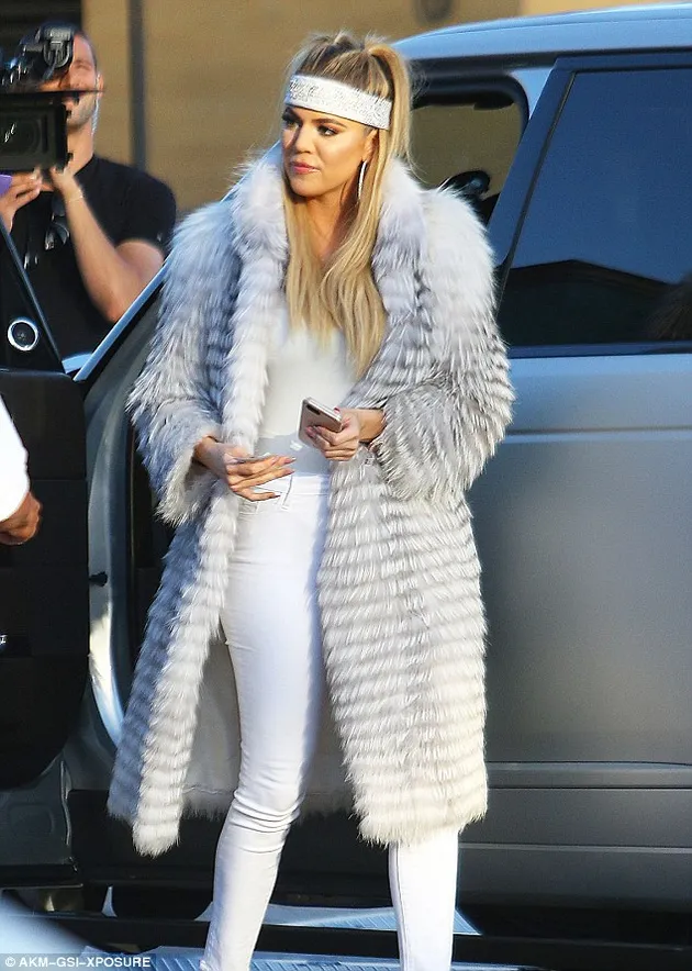 keluarga kardashian, berita kim kardashian, mantel bulu kim kardashian