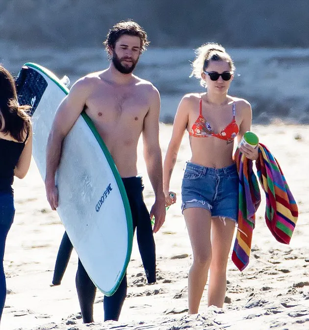 Miley Cyrus - Liam Hemsworth Pacaran di Pantai