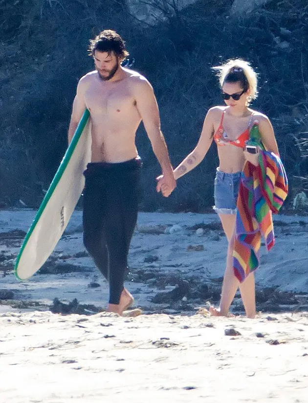 Miley Cyrus - Liam Hemsworth Pacaran di Pantai