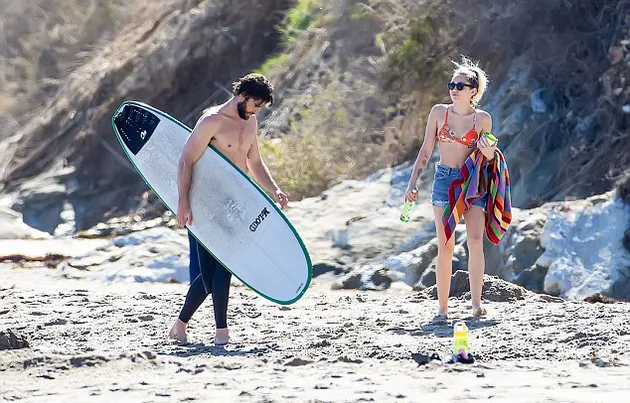 Miley Cyrus - Liam Hemsworth Pacaran di Pantai