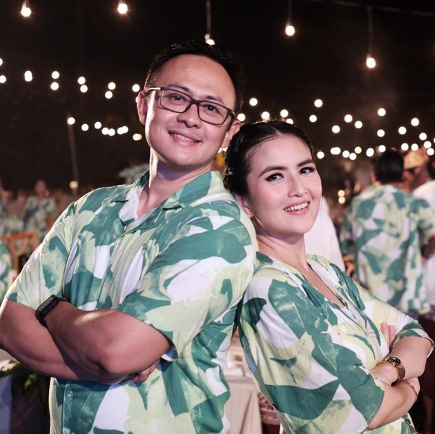 Dewa Yoga termasuk rajin sekali berbagi foto-fotonya bersama dengan sang istri, termasuk saat keduanya menghadiri acara Bhakti Satria yang diselenggarakan Ayodya Resort Bali.