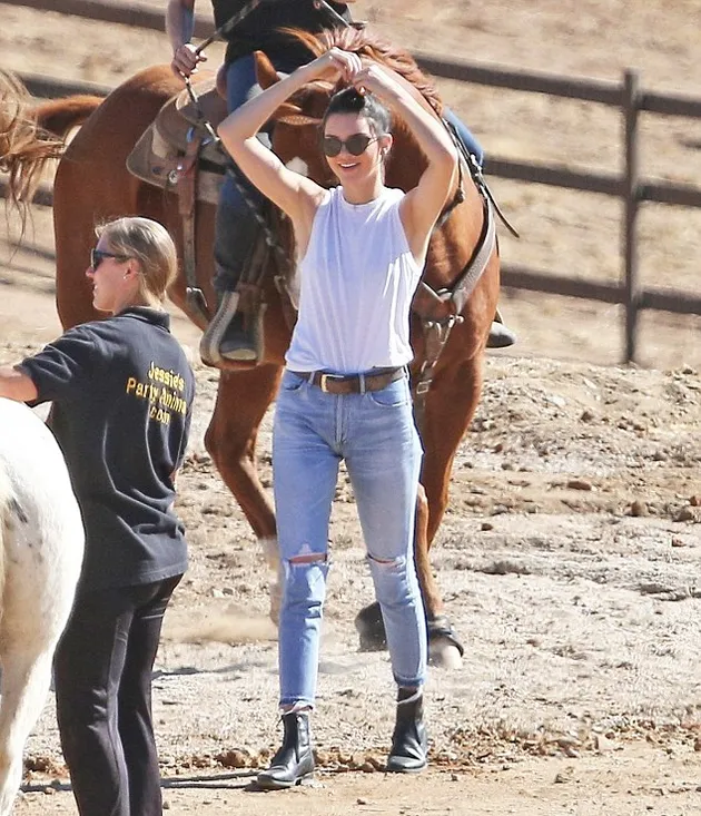 Kendall &amp; Caitlyn Naik Kuda