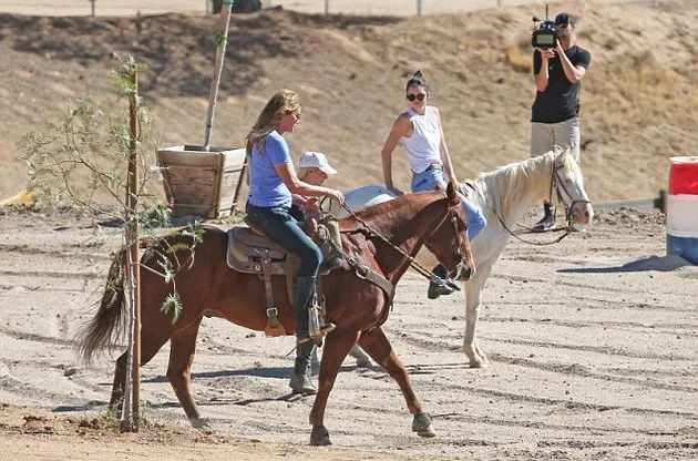Kendall &amp; Caitlyn Naik Kuda