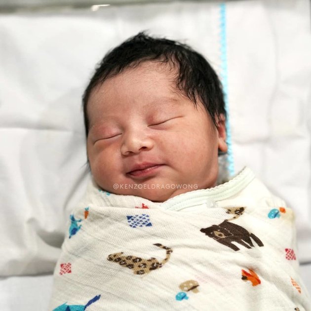 Inilah dia si ganteng yang kehadirannya sudah ditunggu-tunggu oleh banyak orang, Kiano Eldrago Wong. Bayi ini lahir dengan berat 3,7 kg dan panjang 53 cm.