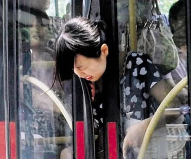 kepala nyangkut bikin malu