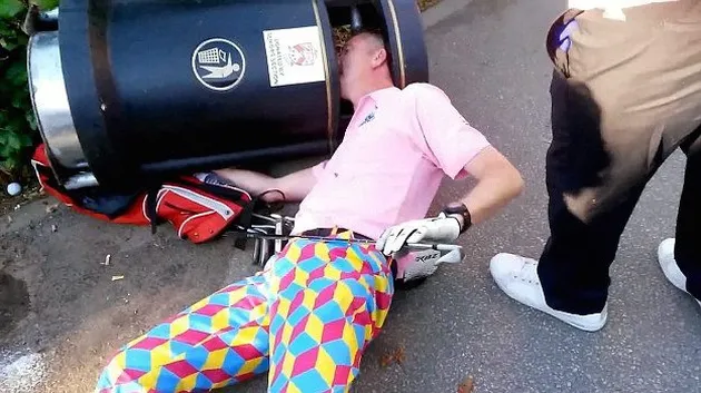 kepala nyangkut bikin malu