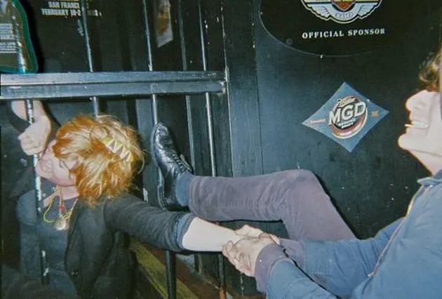 kepala nyangkut bikin malu