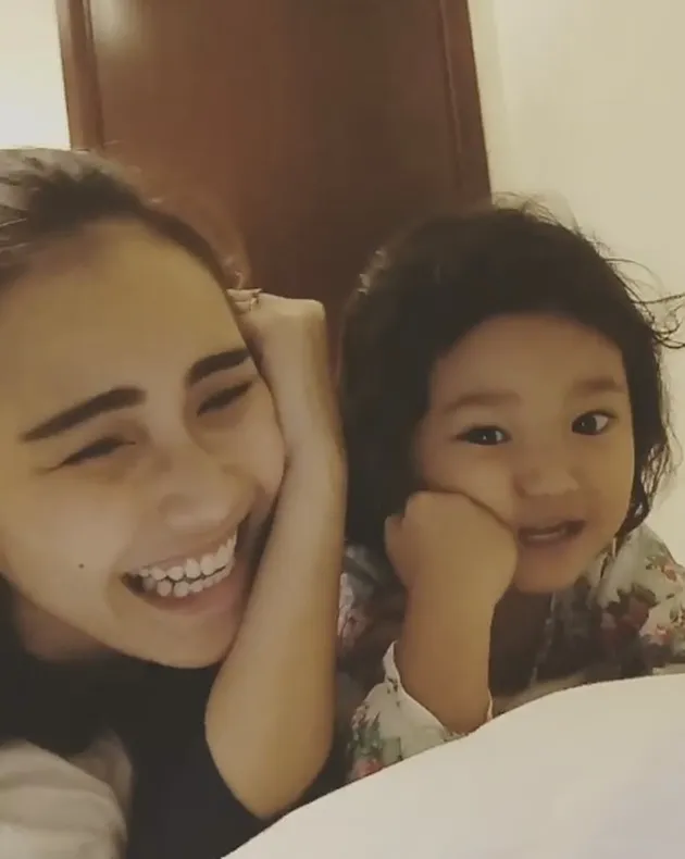 Keseharian Ayu Ting Ting di Rumah