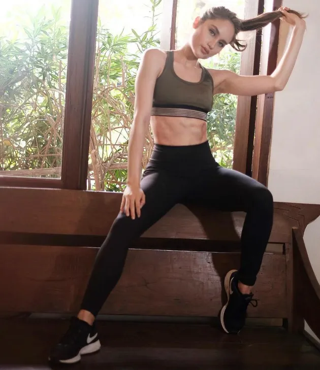 Cinta Laura Abs